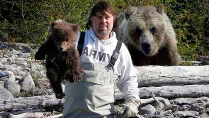 FISHERMAN SAVES A BEAR CUB: THE NEXT DAY THE MOTHER BEAR COMES TO HIM WITH A GIFT